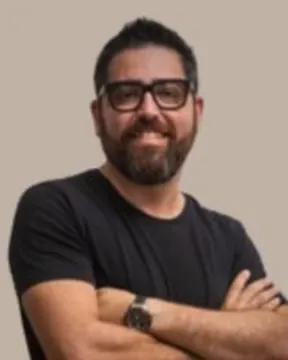 Retrato de Juan Ángel García Pérez, de frente, de braços cruzados.